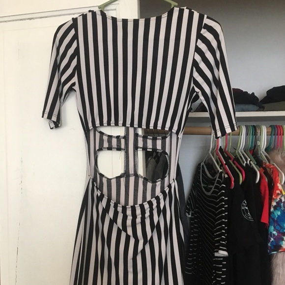Striped cut out dress - Picture 3 of 4